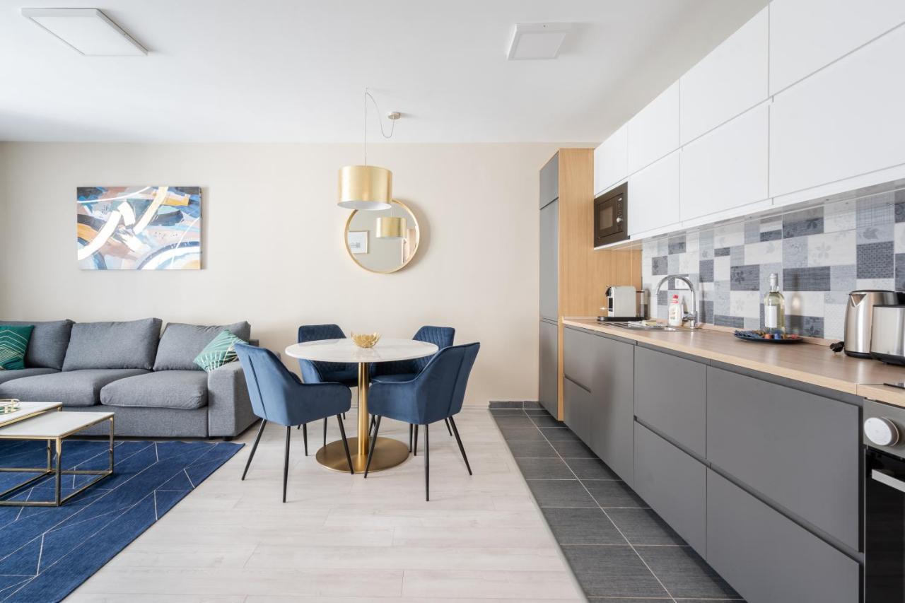 Navy Angel Apartment With Balcony Boedapest Buitenkant foto